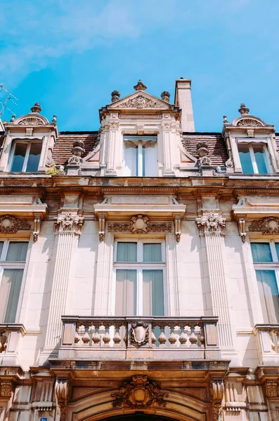 Verticale lage hoek opname van een oud historisch gebouw met een vleugje middeleeuwse architectuur — Stockfoto