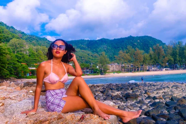 Piękne Ujęcie Kobiety Siedzącej Skale Cieszącej Się Ładną Pogodą Plaży — Zdjęcie stockowe
