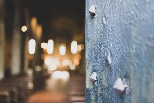 Белая бетонная стена с размытым подсветкой — стоковое фото