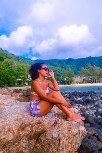 Vertical Low Angle Shot Attractive Female Sitting Rock Formation Getting — ストック写真