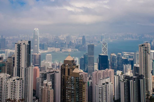 Vue en grand angle d'un paysage urbain avec beaucoup de grands gratte-ciel sous le ciel nuageux de Hong Kong — Photo