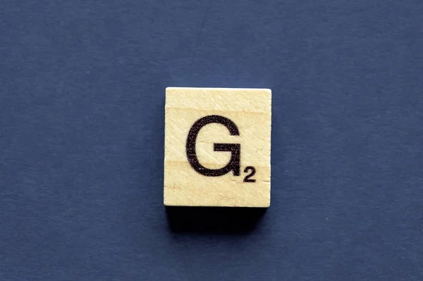 Carta G em um cubo de madeira de um jogo de tabuleiro wordplay — Fotografia de Stock