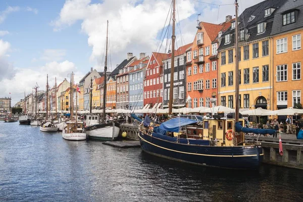 港の美しい景色とデンマークのコペンハーゲンで撮影されたカラフルな建物 — ストック写真