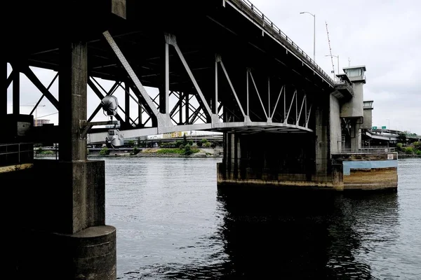 Ponte di metallo che attraversa il fiume calmo a Portland, Stati Uniti — Foto Stock