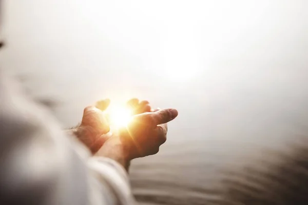 Hermoso tiro de Jesucristo con esperanza y luz en sus palmeras con un fondo borroso. —  Fotos de Stock