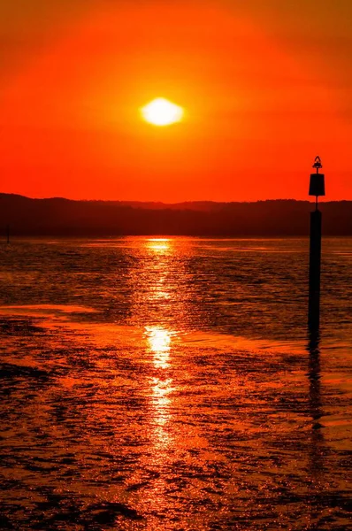 Κάθετη λήψη του όμορφου ηλιοβασιλέματος πάνω από τον ήρεμο ωκεανό — Φωτογραφία Αρχείου