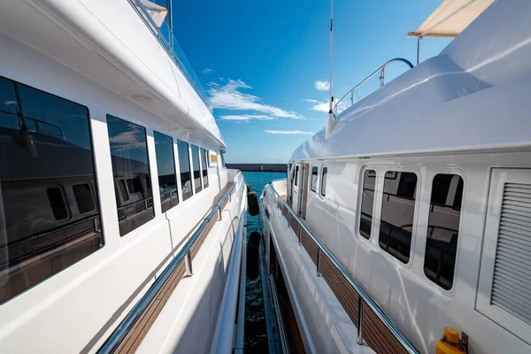 Een Rustige Zee Met Twee Witte Luxe Jachten Met Reflecterende — Stockfoto