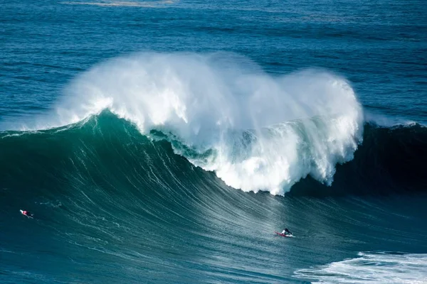 Grandes olas espumosas del Océano Atlántico cerca del municipio nazarí en Portugal y surfistas a caballo —  Fotos de Stock
