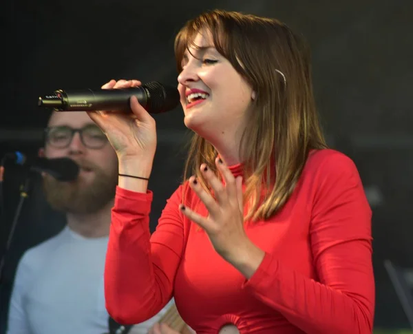 Ward Thomas in optreden in de Pub in het Park festival, Bath, Engeland. 22 juni 2019 — Stockfoto