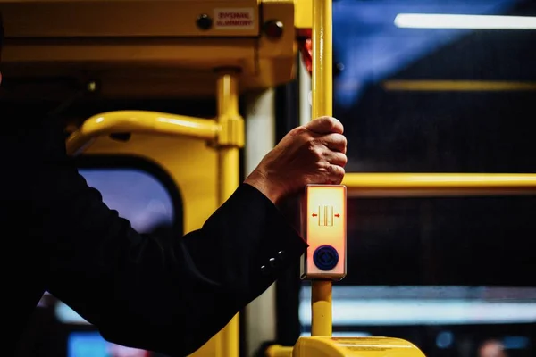Ένα Κοντινό Πλάνο Χέρι Κάποιου Κρατάει Χερούλια Ένα Λεωφορείο — Φωτογραφία Αρχείου