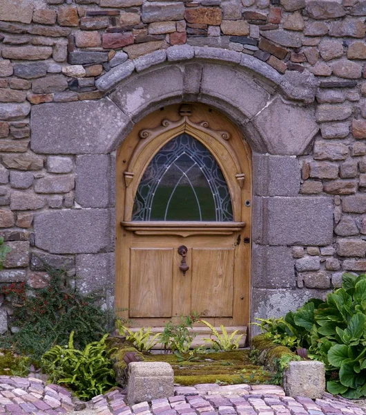 Entré till en gammal bondgård med trädörr i Normandie, Frankrike — Stockfoto