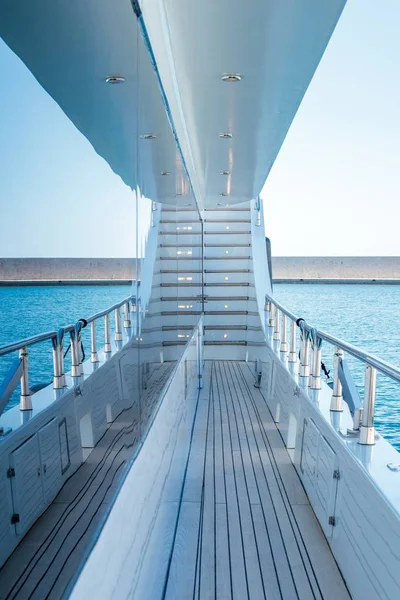 Vertikale Aufnahme von Bord einer weißen Jacht, die im Meer segelt — Stockfoto