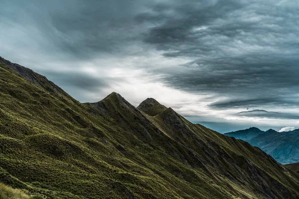 Atemberaubende Kulisse des historischen Rochengipfels, der den düsteren Himmel in Neuseeland berührt — Stockfoto