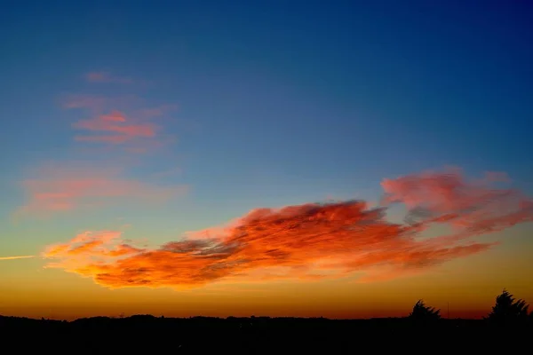 Scatto mozzafiato del cielo colorato durante il tramonto — Foto Stock