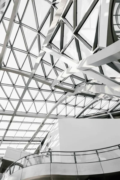 Függőleges felvétel egy geometriai fehér épület belsejéről — Stock Fotó