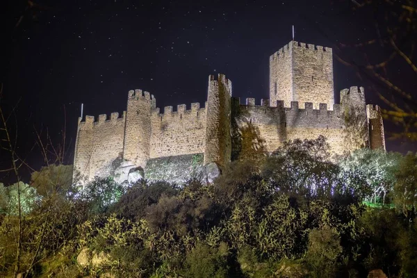 Alacsony szögű felvétel a gyönyörű kastély Almourol Portugáliában éjjel — Stock Fotó