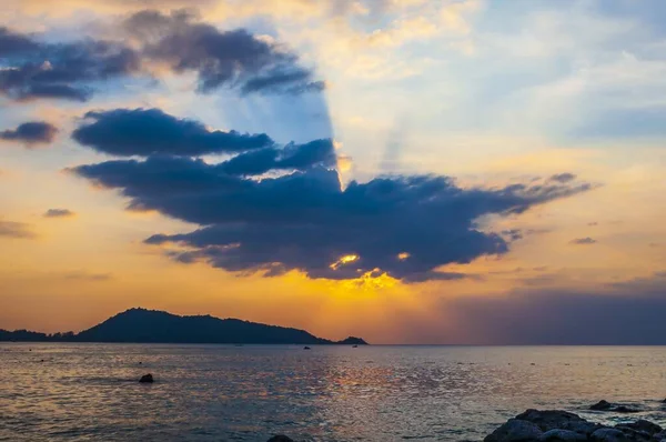 Tayland 'daki Phuket Adası' nın Patong plajında güzel gün batımı gökyüzünde bulutlar. — Stok fotoğraf