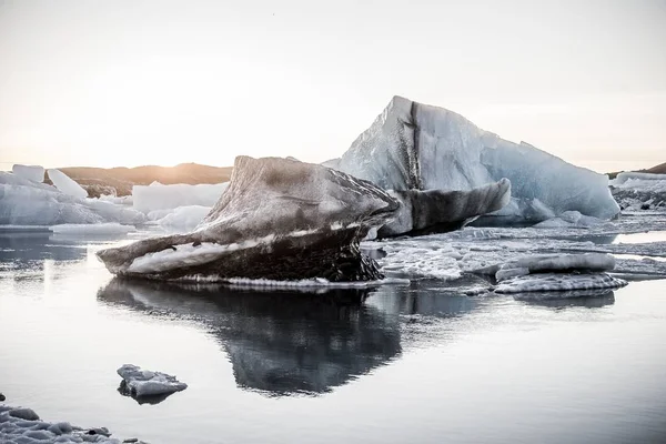 아이슬란드에 있는 조 쿨론 빙하 석호의 놀라운 사진은 바다에 반사되어 있다 — 스톡 사진