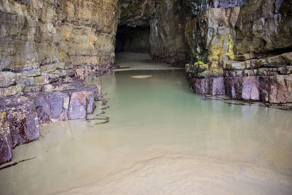Τοπίο ενός όμορφου σπηλαίου που περιβάλλεται από νερό - μια δροσερή εικόνα για υπόβαθρα και ταπετσαρίες — Φωτογραφία Αρχείου