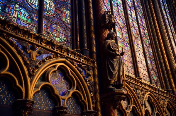 Bela vista da estátua e janelas da Igreja de Saint Chapelle capturadas em Paris, França — Fotografia de Stock