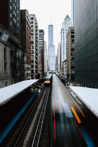 Vertical shot of the train going through the buildings of New York, Stany Zjednoczone Ameryki — Zdjęcie stockowe