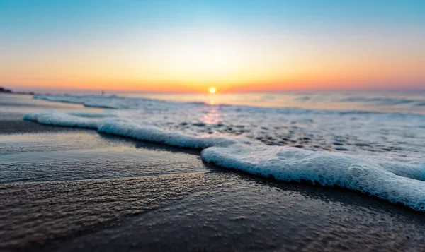 Hermoso Paisaje Puesta Sol Que Refleja Mar Bajo Cielo Impresionante — Foto de Stock