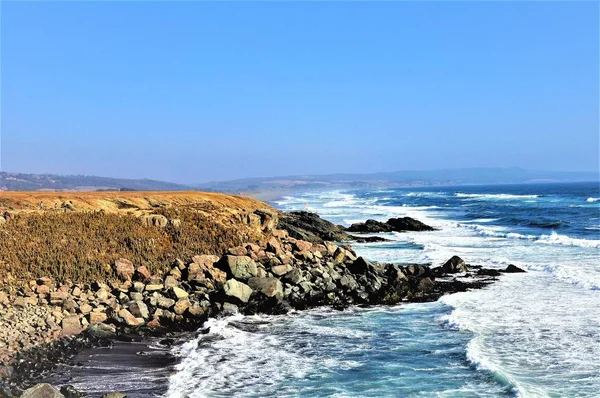 Vacker Bild Havet Vågor Rör Sig Mot Stranden Skapar Den — Stockfoto