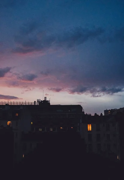 Güzel alacakaranlıkta çekilen binaların dikey görüntüsü — Stok fotoğraf