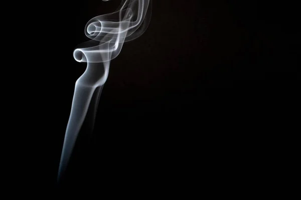 Foto realista de una pizca de humo sobre un fondo negro - ideal para un fondo fresco — Foto de Stock