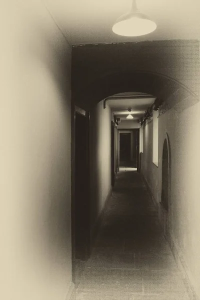 전구가 천장에 달려 있는 빈 회관의 수직 사격 - 신비 로운 형상 — 스톡 사진
