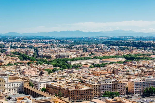 Prachtige opname van het historische Colosseum met zijn omgeving in de historische stad Rome — Stockfoto