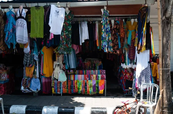 Close-up tiro de um mercado de rua vendendo nuvens de diferentes cores e desenhos em Bali, Indonésia — Fotografia de Stock