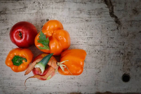 Tiro de alto ángulo de pimientos y otras verduras en una superficie blanca — Foto de Stock