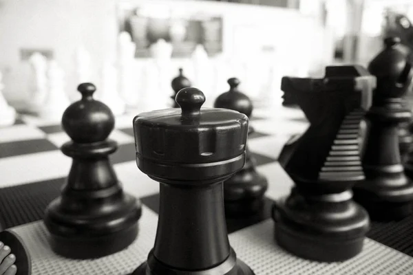 Blick Von Hinten Auf Die Schwarzen Figuren Auf Einem Schachbrett — Stockfoto