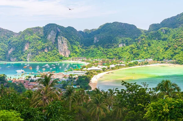 High-Winkelaufnahme der perfekten Urlaubslandschaft auf der Insel Koh Phi Phi, Thailand — Stockfoto