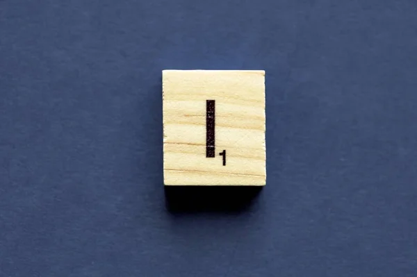Carta I em um cubo de madeira de um jogo de tabuleiro wordplay — Fotografia de Stock