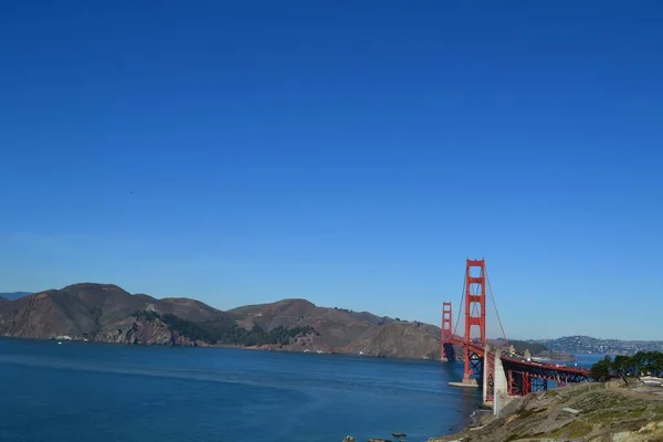 Widok na morze otoczone wzgórzami i most Golden Gate przecinający go w San Francisco — Zdjęcie stockowe