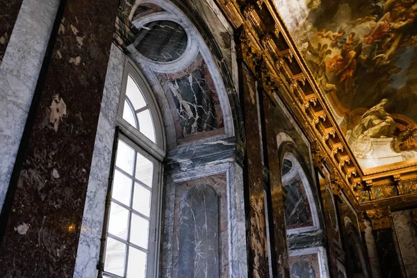 Vue en angle bas des belles peintures au plafond dans un vieux bâtiment — Photo