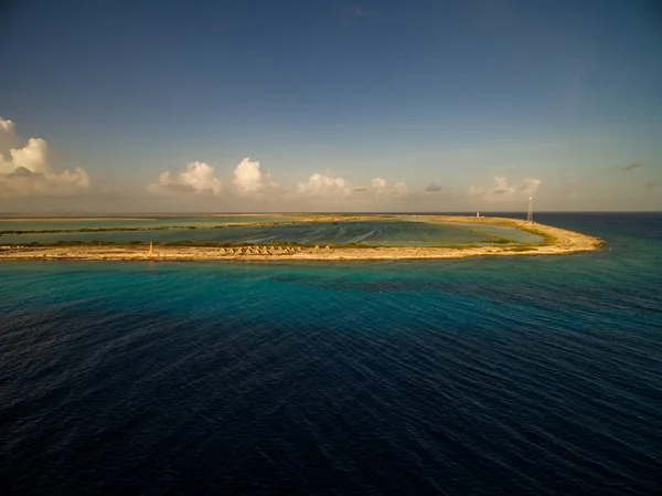 Hoge engel foto van een prachtig exotisch tropisch eiland op Bonaire, Caribisch gebied — Stockfoto
