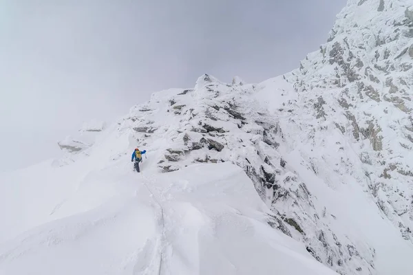 Alpinista de montanha escalando os Alpes cobertos de neve no Mont Blanc Massif — Fotografia de Stock