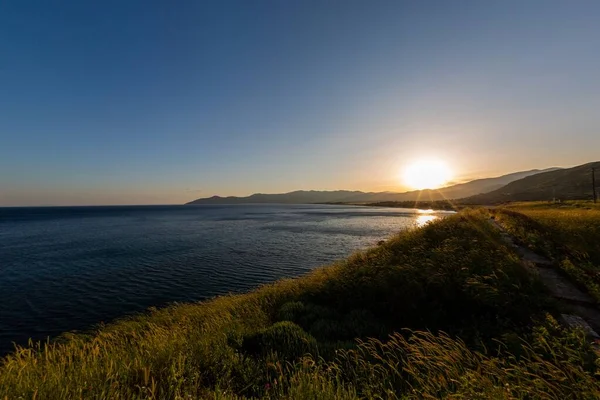 Beautiful grass covered beach by the beach under the sunset captured in Samos, Greece — Stock Photo, Image