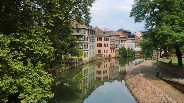 Bella foto di un quartiere di condomini colorati vicino al fiume a Strasburg, Francia — Foto Stock