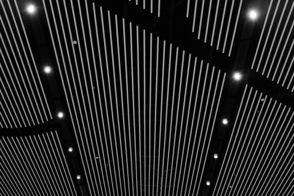 Fundo fresco de um teto dentro de um edifício com luzes e linhas iluminadas brancas — Fotografia de Stock