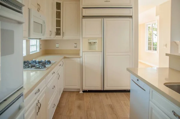 Trendy moderne inrichting van een keuken met witte kasten — Stockfoto