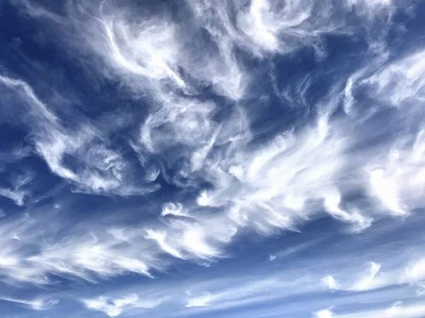 Nuvens de tirar o fôlego fazendo belas formas no céu azul — Fotografia de Stock