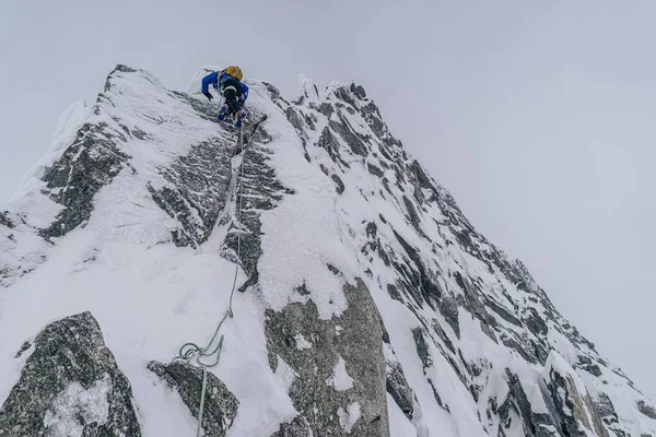 Escalade dans les Alpes enneigées du massif du Mont Blanc — Photo