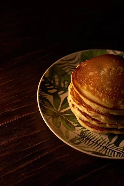 Plan Vertical Une Pile Crêpes Fraîchement Cuites Dans Une Assiette — Photo