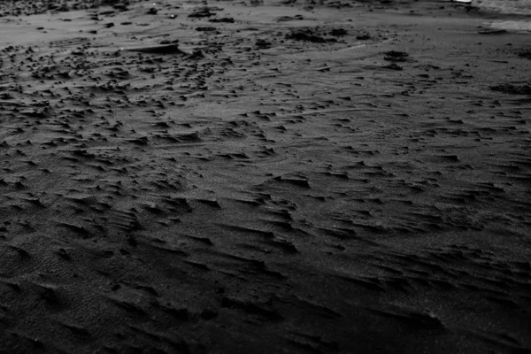 Grey scale shot of the beautiful patterns on the sands by the sea — Stock Photo, Image