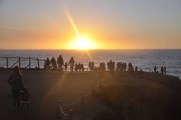 Impresionante foto de la hermosa puesta de sol con vibrantes colores cálidos que traen belleza a la playa —  Fotos de Stock