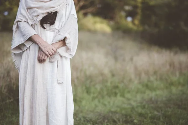 Zbliżenie Kobiety Noszącej Biblijną Szatę Postrzępionym Tłem — Zdjęcie stockowe